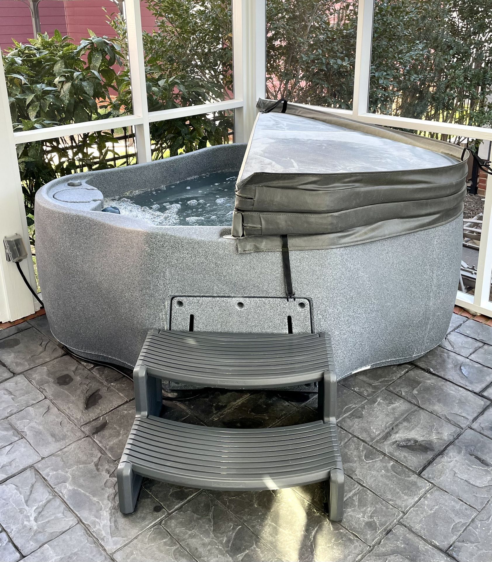 AquaRest 2 Person Hot Tub With OZONATOR In Great Condition!