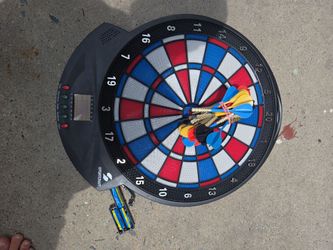 Electronic dartboard with batteries