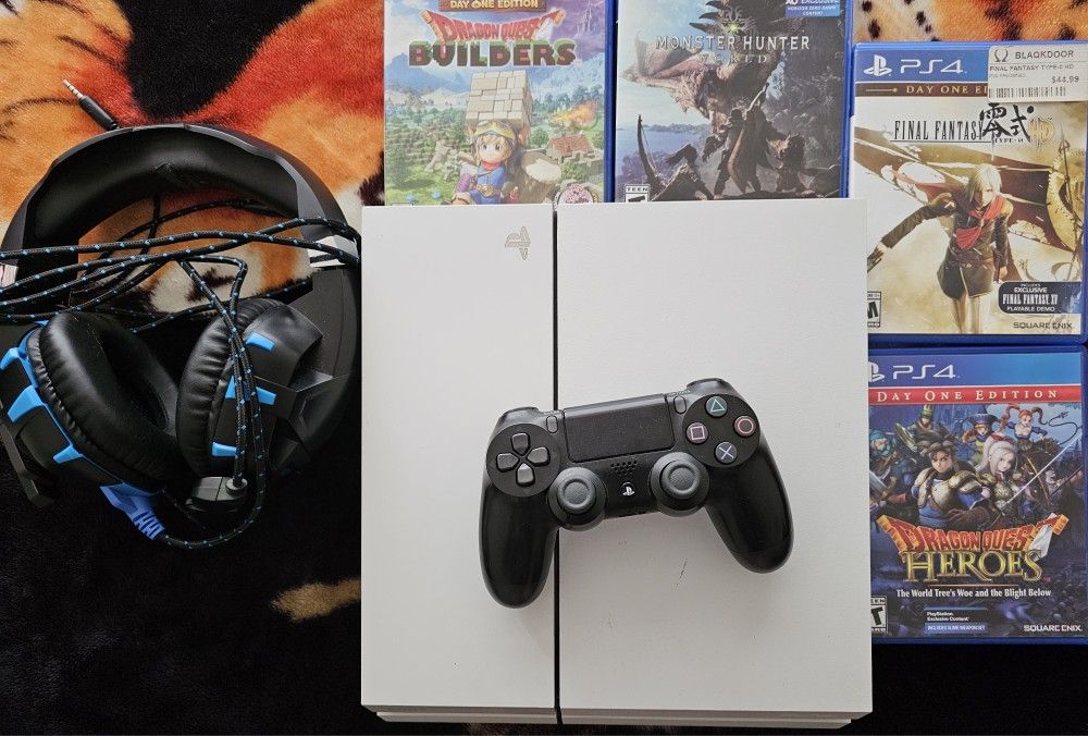 PS4 BUNDLE W/4 GAMES