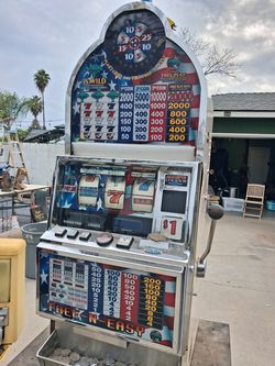 Full size slot machine with key
