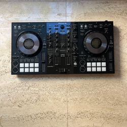 Pioneer DDJ-800 With Headphones 
