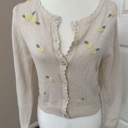 Jessica Simpson cream and embroidered yellow daisy flowers scalloped collar