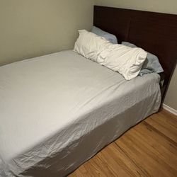 Queen Sized Memory Foam Mattress With Wood Frame 