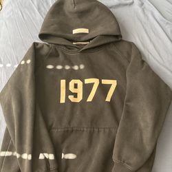 Small black 1977 Essential Hoodie