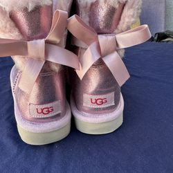 UGG Women's Mini Bailey US7 Pink Gliter Sparkle Sheepskin Lined Bow Short Boots 