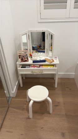 Pottery Barn kid Vanity Table