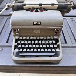 Vintage 1940’s Royal KMG Typewriter 