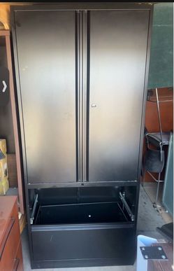 Metal storage cabinet 31.5x15..5x71 h