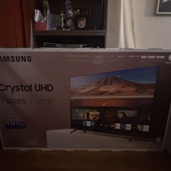 samsung crystal uhd tu 700D