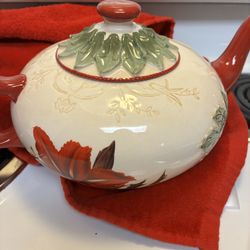 Grasslands Road Christmas Teapot 