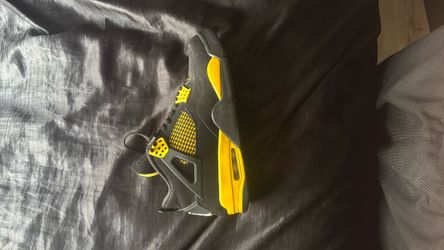 Jordan 4 Yellow Thunders Size 9 NO BOX
