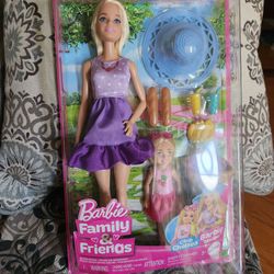 Barbie Family and Friends Dolls and Accessories, Picnic-Themed Playset with 2 Dolls