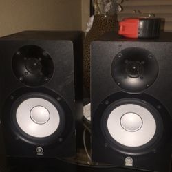 2 Yamaha speakers 