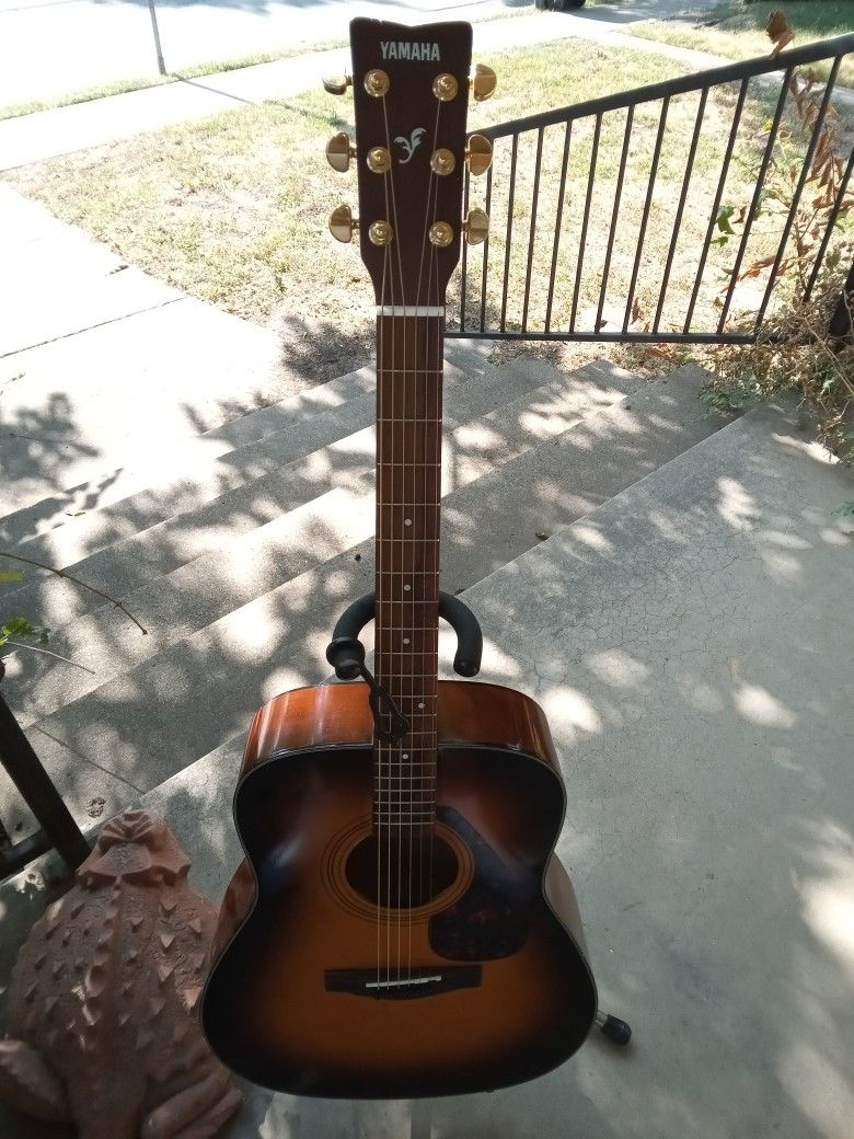 Yamaha F335 Sunburst Acoustic Guitar With Padded Gig Bag And Accessories 