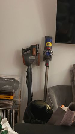 Dyson / shark vacuum