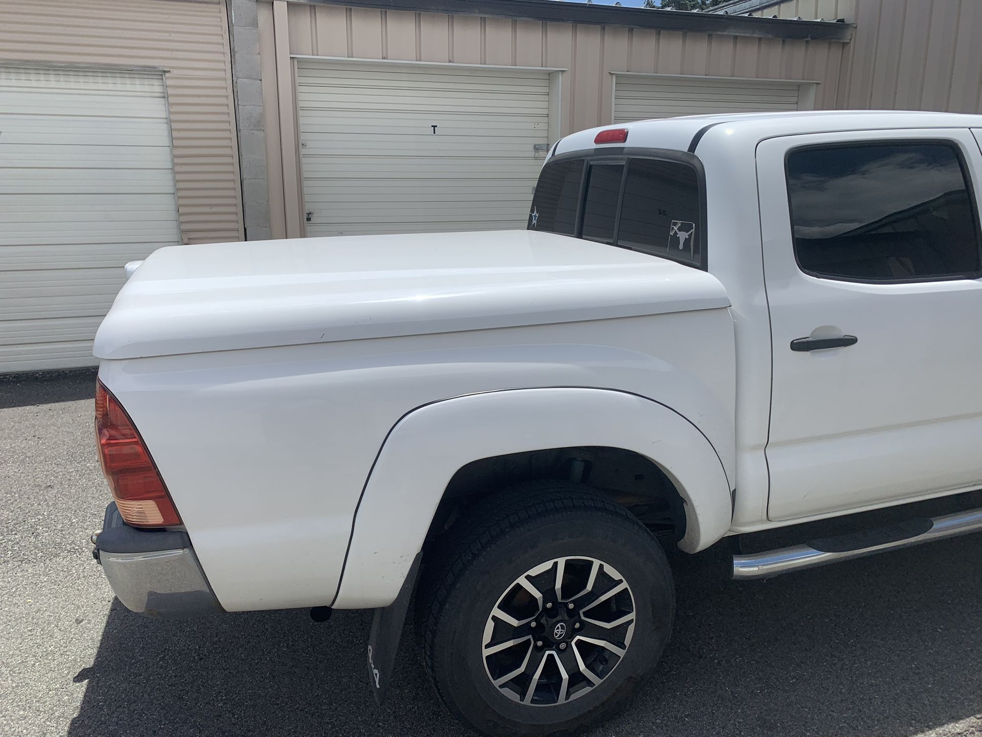 FREE PICK UP 5.5 Short Bed Toyota Tacoma Tonneau Cover
