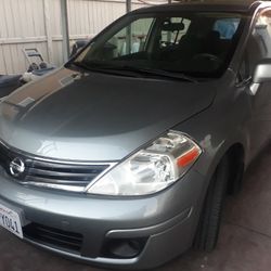2010 Nissan versa 4dr. Hatchback 