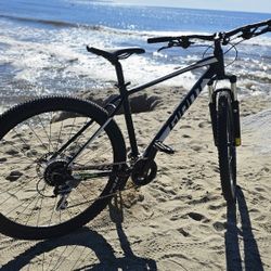 GIANT TALON 3 MOUNTAIN BIKE (29ER) LIKE NEW