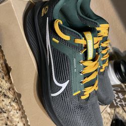 Green Bay Nike Shoes 9.5 Men 