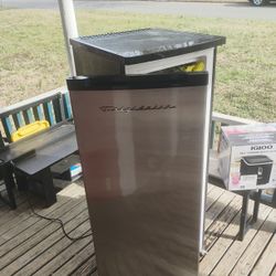 Frigidaire Upright Deep Freezer Chrome