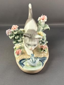 Lladro Figurine: Kitty Confrontation with Frog #1442