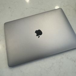 💻 MacBook Air 13.3” – M1 Chip, 8GB RAM, 256GB SSD – Space Gray