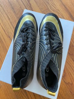 Black & Gold Cleats Soccer Shoes (Size EU 42) Brand/Style: Zhenxingzu Mens Soccer Cleats Color: Black / Gold Size: EU 42 Features: Sock-like