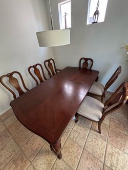 Extendable dining table and chairs