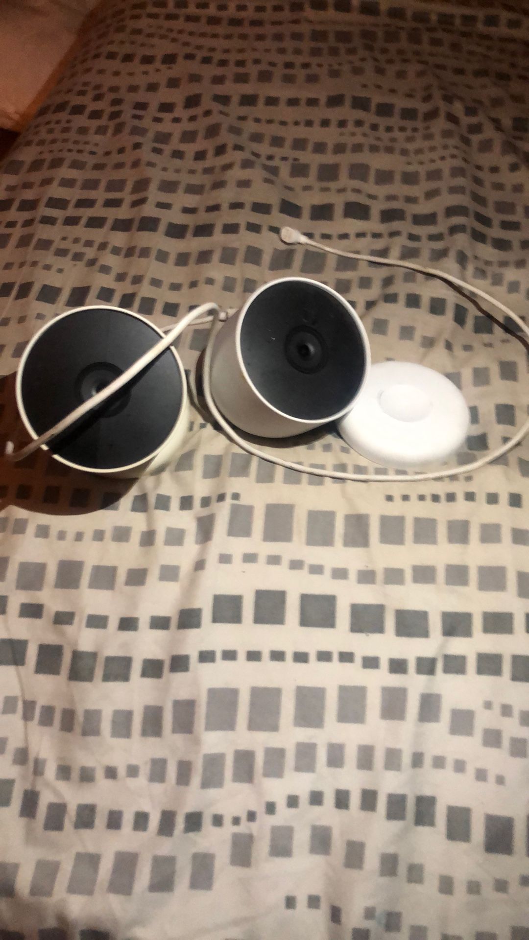 2 Wireless Google Nest Cams With Charger