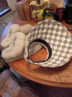 UGG SLIPPERS SIZE 8 AND HAT $10 PICK UP IN SUN VALLEY