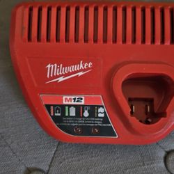 Milwaukee 12 V Charger