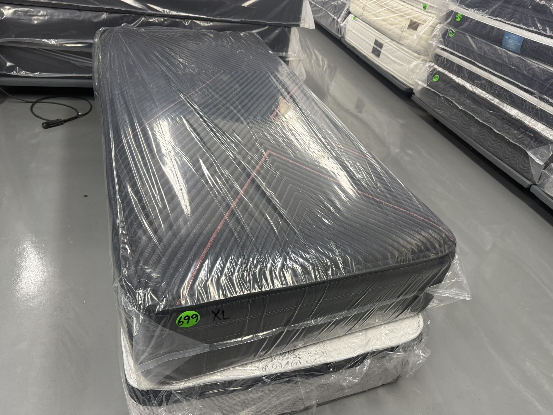 TWIN XL SIMMONS BEAUTYREST BLACK HYBRID MATTRESS & BOX SPRING BED SET