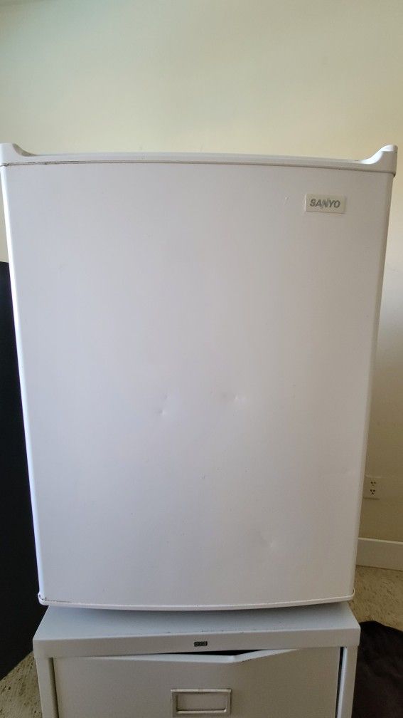 🧊 Mini Fridge – SANYO with Freezer – $65 – Works Perfectly