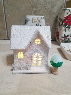 New Wooden Snow Christmas Winter House-Lights Up w Battery (Included)