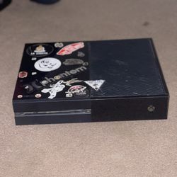Xbox One With 10 Games And Wired Controller