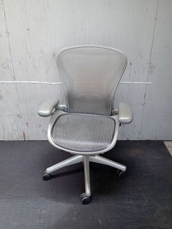 Herman Miller aeron $ 360 size B