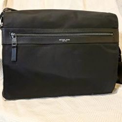 Michael Kors "Kent" Messenger Bag in black