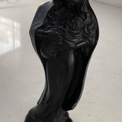 Marry’s Holding Jesus Statue