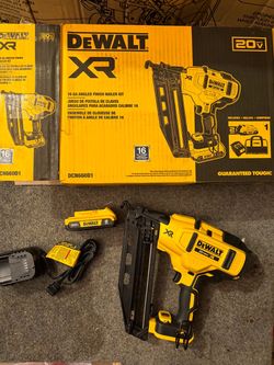 DeWalt XR 20V 16GA Angled Finish Nailer Kit DCN660D1