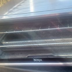 Freidora de aire y horno ninja esta sucia pero tiene Poco uso trabaja perfecto si la quiere limpiar El precio es muy bajo
