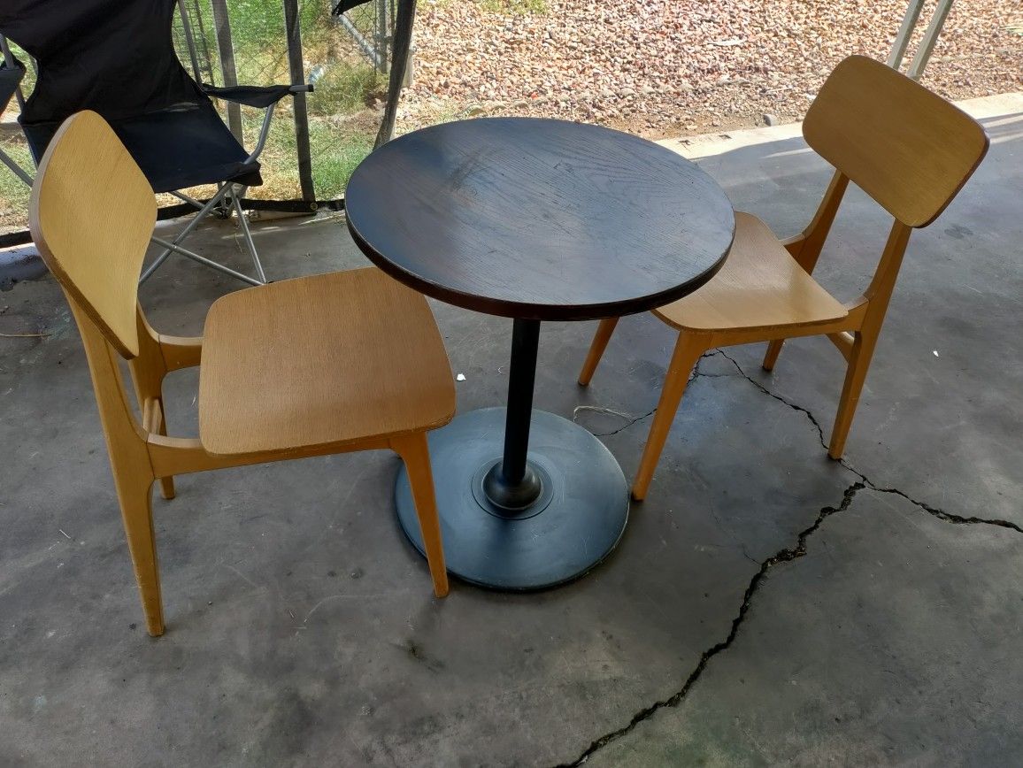 Round Starbucks Table With Chairs