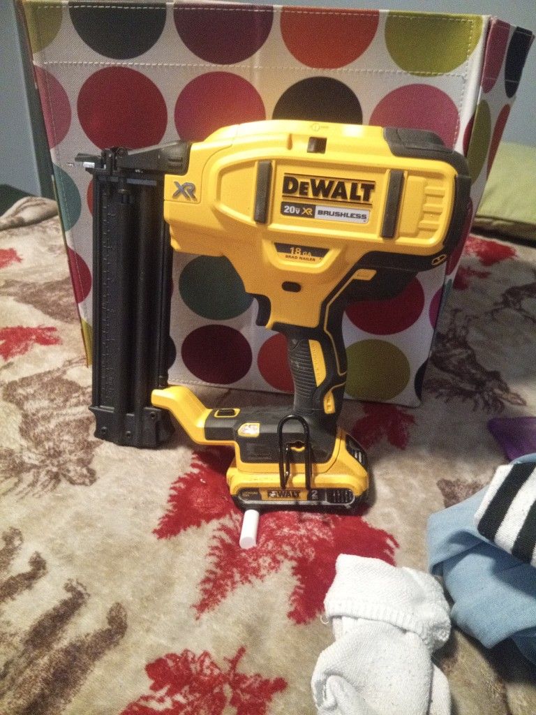 DEWALT 20 V MAX XR 18 Gauge Brad Nailer