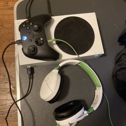 Xbox One S Comes With All The Cords And Headseat And Remote