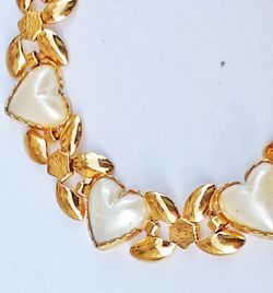 Vintage white plastic thermoset hearts Goldtone mid century bracelet 7" L