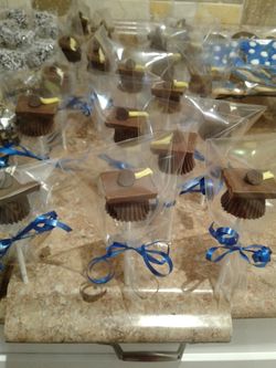 Graduation chocolate pops