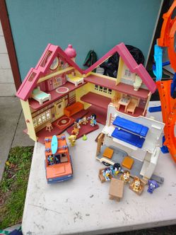 Bluey house, RV, SUV