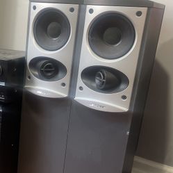 Pair Of Bose Speakers. Tower Speakers. 