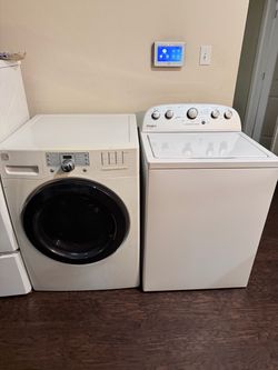Se vende juego de lavadora y secadora electrica para ropa usada en buenas condiciones $250