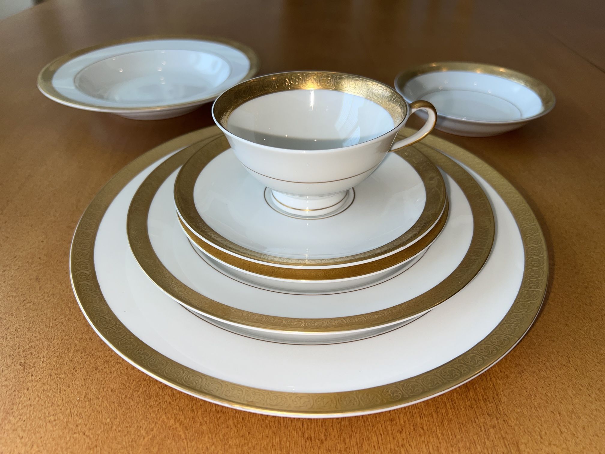 12 Place Settings + 7 Serving Pieces —- 93 pieces in all -   Royal Jackson China Set with 7 Serving Pieces