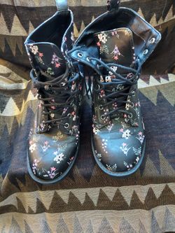 Boots Women Size 7